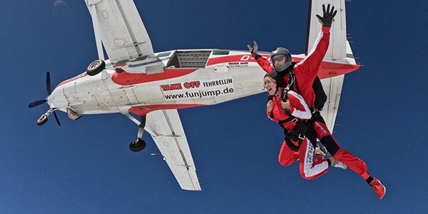 thumb-skysuits-tandem-jump-en